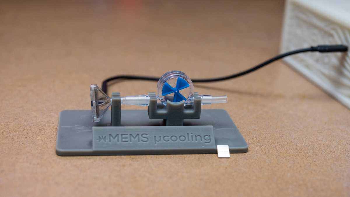 xMEMS XMC-2400 cooling demo